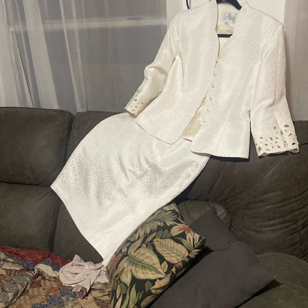 Le Suit Elegant Cream Pencil Skirt Set